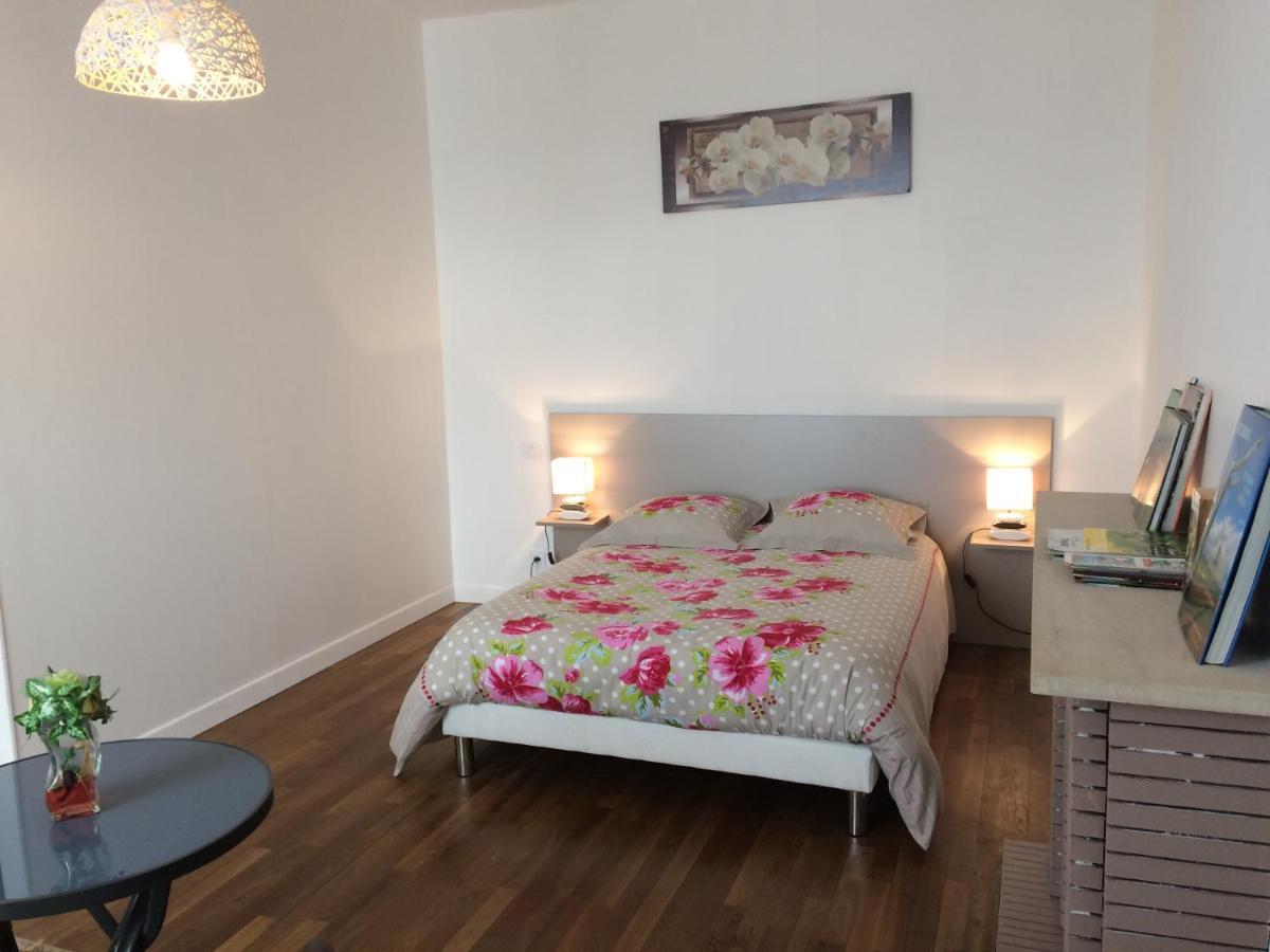 Chambres  Orchidées Saint-Denis-de-Gastines Extérieur photo